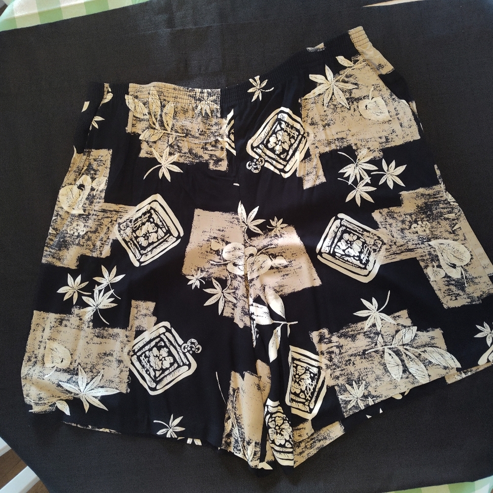 Stylish Black and Tan Women's Shorts Alfred Dunner Size 16